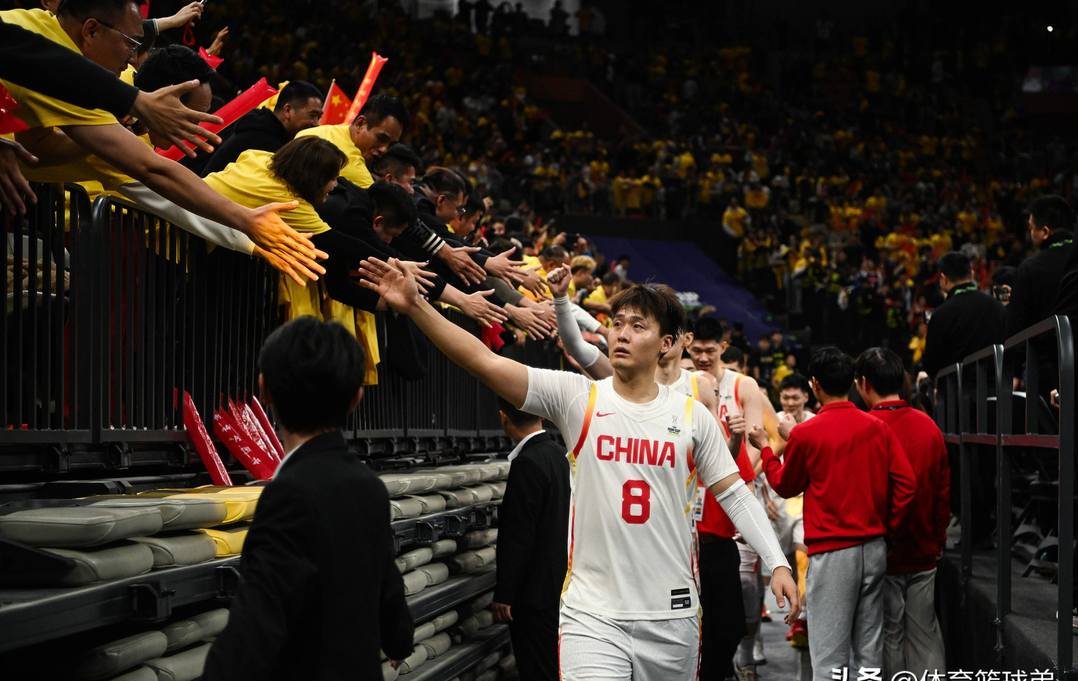 拜仁亚洲官方赞助商-包含集结日阿贾克斯备战欧联新疆广汇集结日手感冰凉，Uzi在中国队比赛中险胜直接炸裂的词条